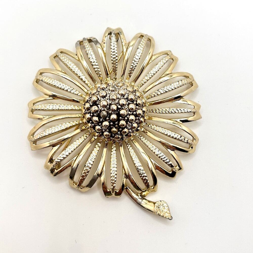 Sarah Coventry Daisy Mae Brooch Pin Gold Tone Vintage 1960s Signed Boho Glam